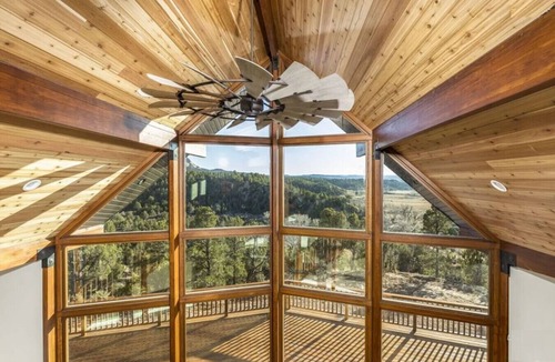 Orderville Cabin | White Cliffs Vista, Panoramic Views, Hot Tub, Epic Views!