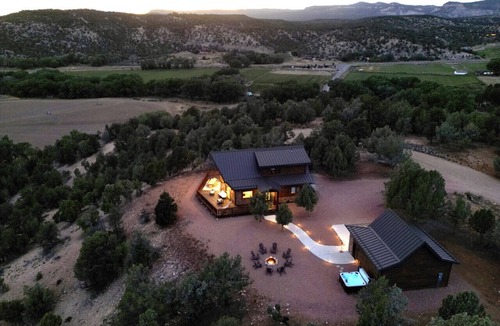 Orderville Cabin | White Cliffs Vista, Panoramic Views, Hot Tub, Epic Views!