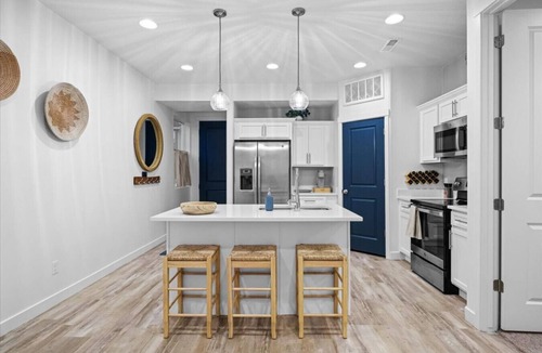 Garden City Villa | White Pine Retreat, close to Market/Marina