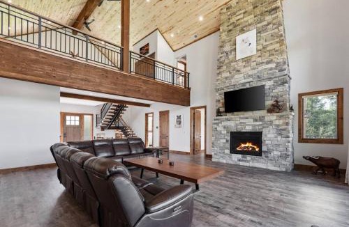 Island Park House | White Wolf Lodge - Luxe Estate on 85 Acres
