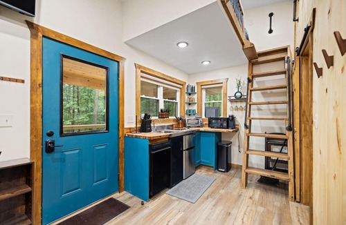 Campton Cabin | Whitney Nook: The Ultimate Cozy & Connected Couples’ Hideaway