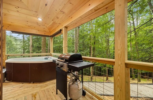 Campton Cabin | Whitney Nook: The Ultimate Cozy & Connected Couples’ Hideaway