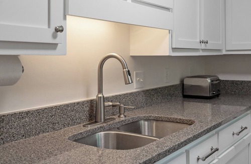 Twin Oaks House | Wild Dunes-Twin Oaks-Updated, sleeps 8, walk to beach and nearby shops!