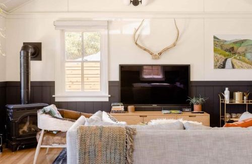 Arroyo Grande House | Wild Hair Studio-Stylish Farm Stay w EV charger