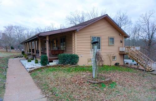 Almo House | Wild Vines Log Cabin .5miles from Ky Lake, Hot Tub, Pool Table, 1500sqft Venue!