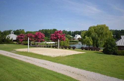 Berkeley Villa | Williamsburg | Historic Park Stay | Pool & Tennis | 2BR
