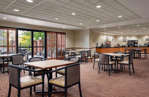 Jeffersontown Hotel | Wingate by Wyndham Louisville East
