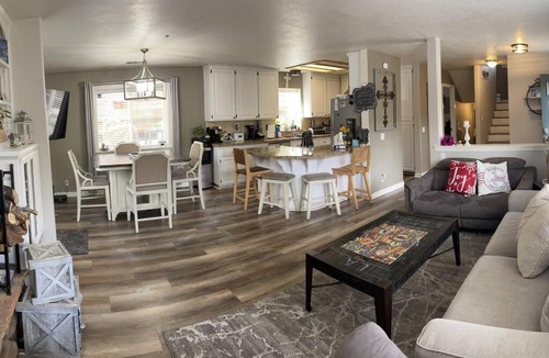 Wrightwood Ski Chalet | Wolves Lodge-Mountain High Ski Resort/Chalet
