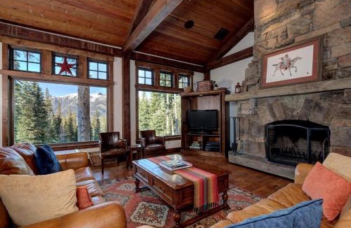 Big Sky Boat Rental | Wonderful Cabin with Fireplace and Hot-tub in Big Sky, Montana