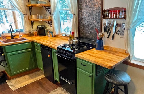 Sandpoint Cabin | Woodland Hideaway Cozy Cabin in the Woods, Peaceful, Charming & Pet-Friendly