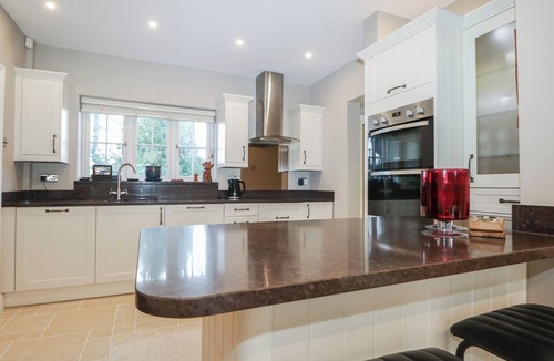 St Leonards House | WOODLANDS HOUSE, pet friendly, luxury holiday cottage in Ringwood
