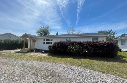 Avondale House | Wrightsville Ave Beach Cottage - with HUGE Fenced In Backyard - Pet Friendly