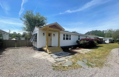 Avondale House | Wrightsville Ave Beach Cottage - with HUGE Fenced In Backyard - Pet Friendly