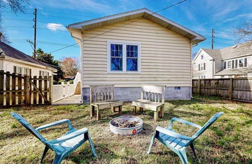 Hebron House | Yard, Porch & Fire Pit! Century-Old Hebron Escape