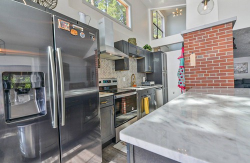 Newport House | Year around Bliss Lakehouse with hottub and deck