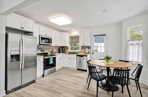 Wilmington House | Yellow Swann - Cozy Cottage Minutes from Live Oak Pavilion!