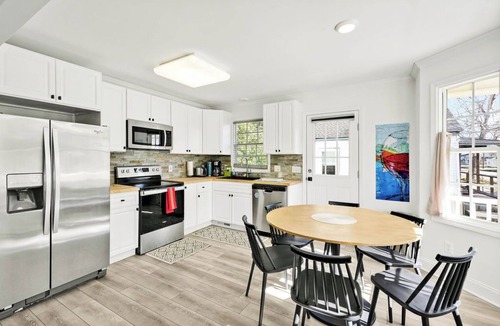 Wilmington House | Yellow Swann - Cozy Cottage Minutes from Live Oak Pavilion!