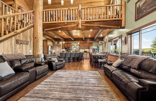 Island Park House | Yellowstone 6 Bed 6 Baths+ 2 Bedroom Apartment Optional, HOT TUB, Sleeps 25