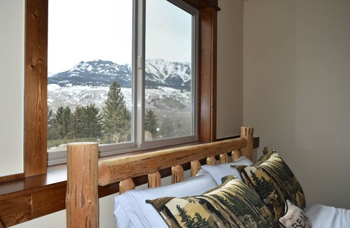 Gardiner House | Yellowstone Northern Views - Gorgeous Home. One mile to Yellowstone!