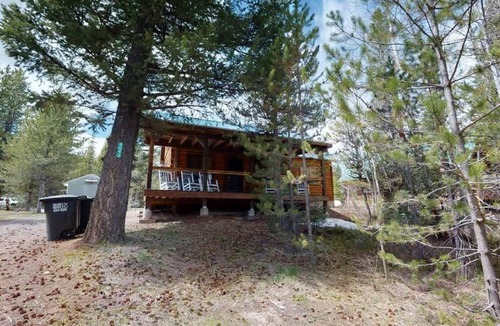 Island Park Cabin | Yellowstone NP | Sleeps 8 | Fire Pit & BBQ