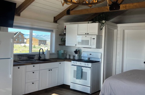 Clark Cabin | Yellowstone River View! Elegant and peaceful getaway with modern amenities!