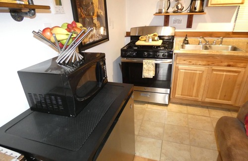 West Yellowstone Apartment | Yellowstone Studio # 4. Just One Mile From Yellowstone's Main Entrance