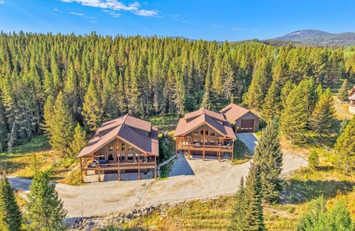 West Yellowstone House | Yellowstone Vacation Rental for Large Groups up to 14 Guests