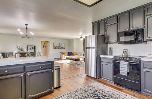 Yosemite Lakes House | Yosemite Foothills Forest Retreat RV Parking & EV Charger