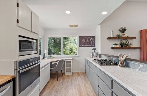 Mariposa House | Yosemite Oasis - Mountain Views with Pool and Hottub