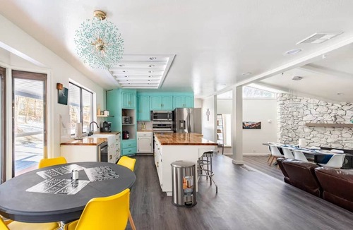 Oakhurst Villa | Yosemite Villa Sleeps 20 + Hot Tub + Game Room + Fire Pit