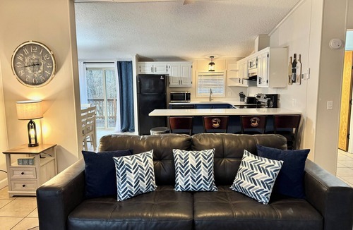 Put-in-Bay House | Your Crew’s Comfort Zone | 10 ppl | IC105