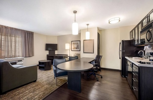 Tempe Hotel | Your Home Away from Home in Tempe! 2 Relaxing Units w/Kitchen & Pets Allowed