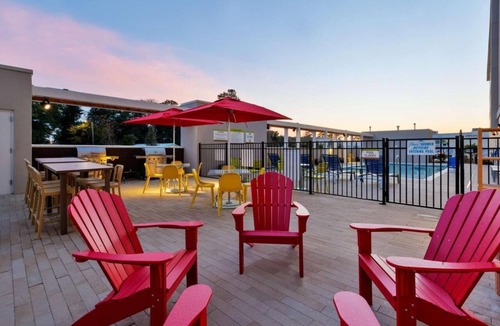 Wilmington Hotel | Your Home Away From Home! Onsite Pool, Free Parking, Breakfast, Pets Allowed!
