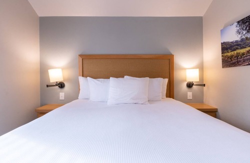 Napa Hotel | Your Private Napa Getaway! Free Parking, Outdoor Swimming Pool!