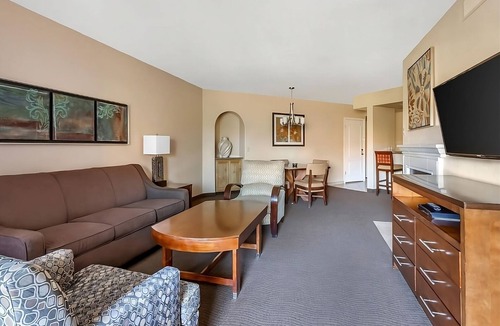 Oak Creek Hotel | Your Scenic Escape in Sedona! 2 Spacious Units, Full Kitchen, Outdoor Pool!