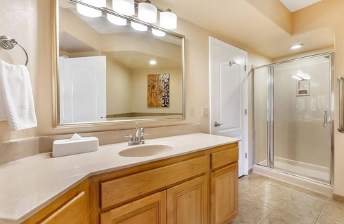 Oak Creek Hotel | Your Scenic Escape in Sedona! 2 Spacious Units, Full Kitchen, Outdoor Pool!