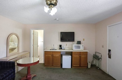 Yuma Apartment | Yuma AZ|Relaxing King Bed