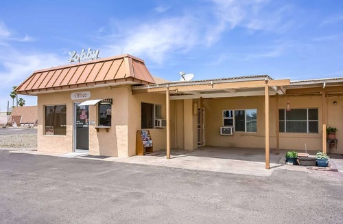 Yuma Apartment | Yuma AZ|Relaxing King Bed