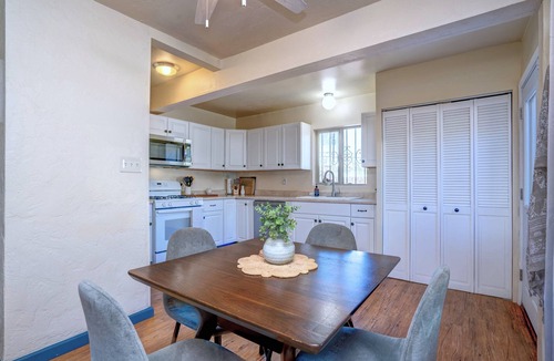 Northwest Tucson House | Zenika Bungalow⁜King ⁜Backyard⁜ FirePit⁜ Dog Friendly⁜ Near UofA & Downtown