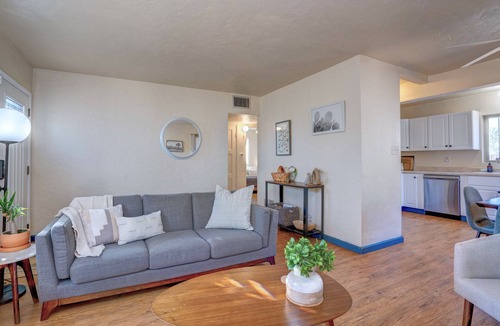 Northwest Tucson House | Zenika Bungalow⁜King ⁜Backyard⁜ FirePit⁜ Dog Friendly⁜ Near UofA & Downtown