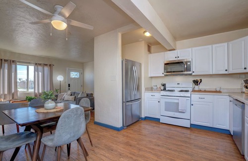 Northwest Tucson House | Zenika Bungalow⁜King ⁜Backyard⁜ FirePit⁜ Dog Friendly⁜ Near UofA & Downtown