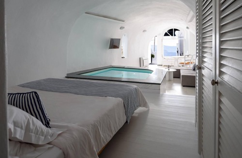 Imerovigli Hotel | Zenith Blue Villas - Traditional Honeymoon Cave Suite with 2 Hot Tubs