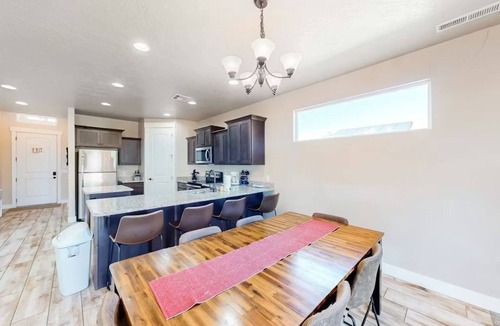 La Verkin House | Zion Basecamp: Spacious Retreat w/Private Hot Tub