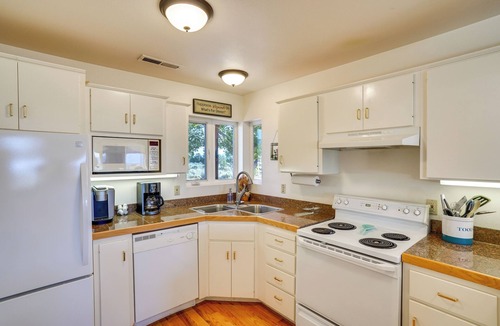 New Harmony House | Zion Mountain Guest House w/Canyon Vistas!