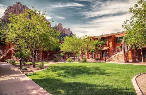 Zion National Park South Entrance Hotel | Zion Park Retreat | 1 Unit | Near Sorella Gallery and 1.2 Miles to Oscar’s Café
