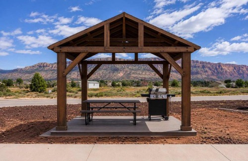 Apple Valley House | Zion Tiny Home, Hot Tub, Gooseberry Mesa Trails