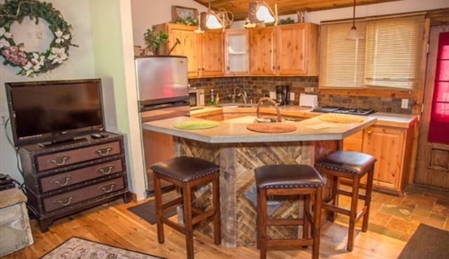 07) 1 Bedroom Condo - King - The Mountain Inn