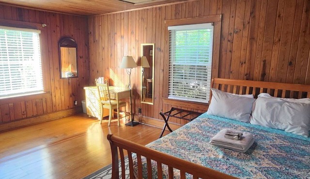 1-bedroom guesthouse with AC in charming downtown Clinton