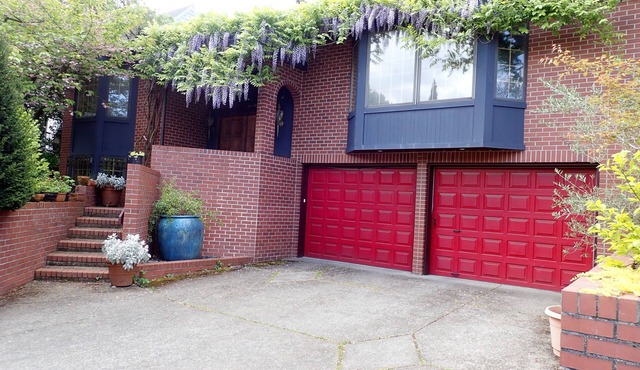 1 block to Washington Park & short walk to shops, eateries on NW 23rd, Downtown