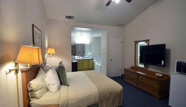 1 King Bed and 2 Queen Beds Suite Room